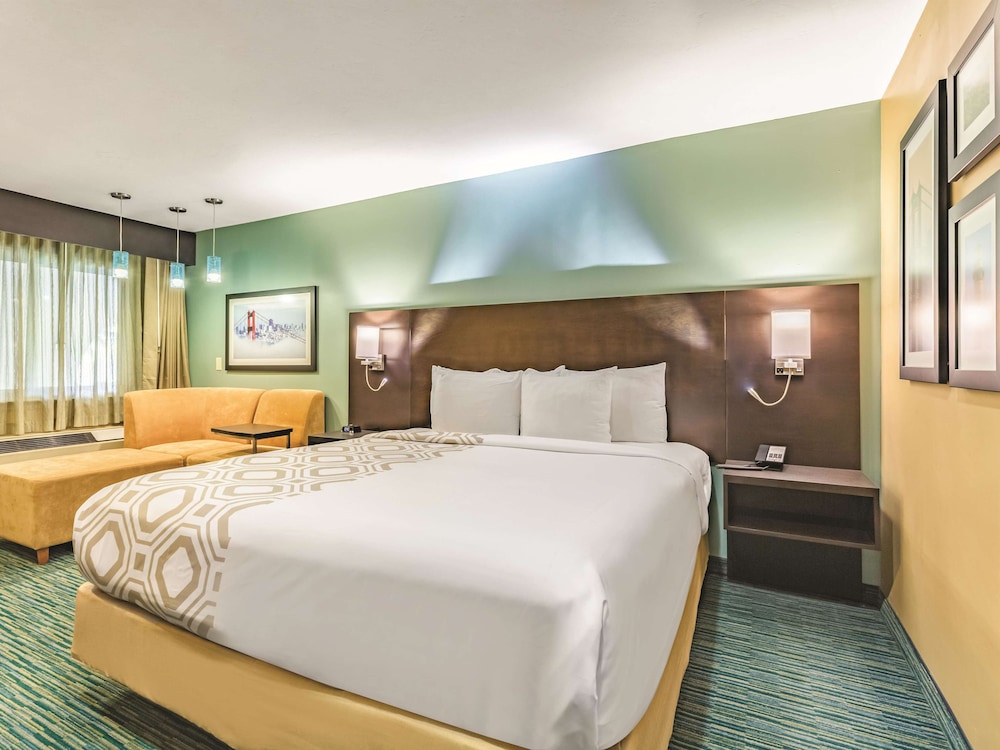 Deluxe Room, 1 King Bed, Non Smoking - Photo 2