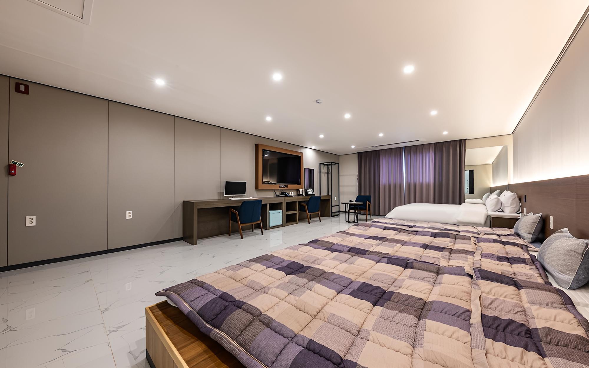 Room (Family Room)