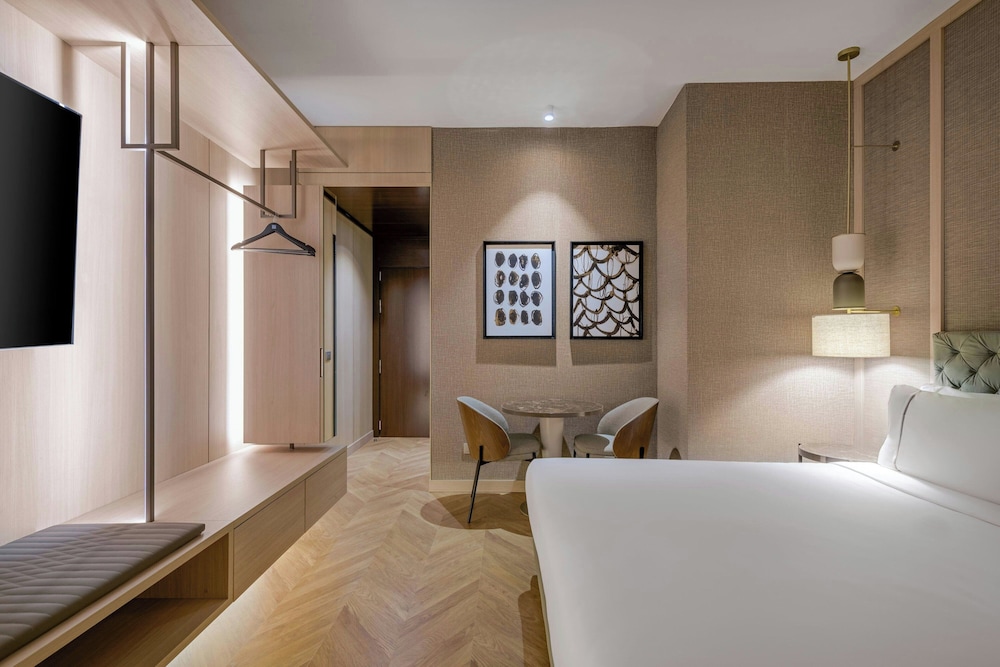 Standard Room, 1 King Bed thumbnail 6