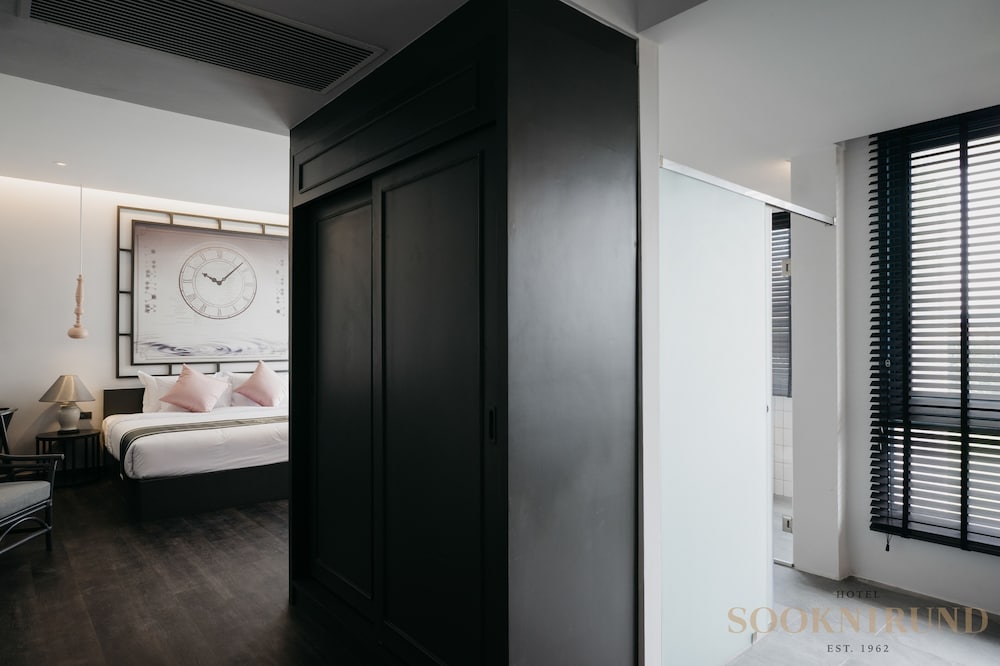 Suite King Room - Photo 16