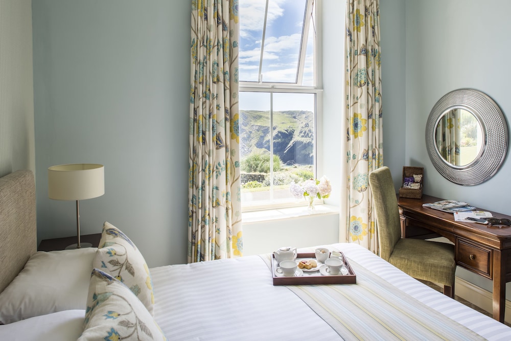 Double or Twin Room, Partial Sea View photo 2