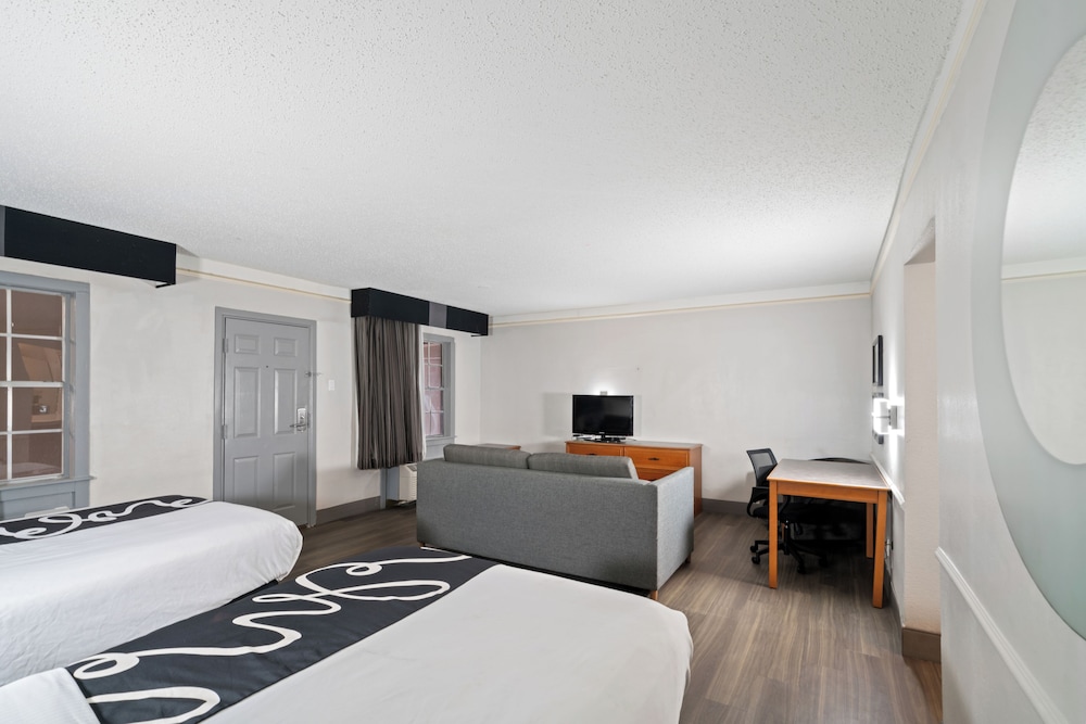 Deluxe Suite, 2 Double Beds, Non Smoking photo 3