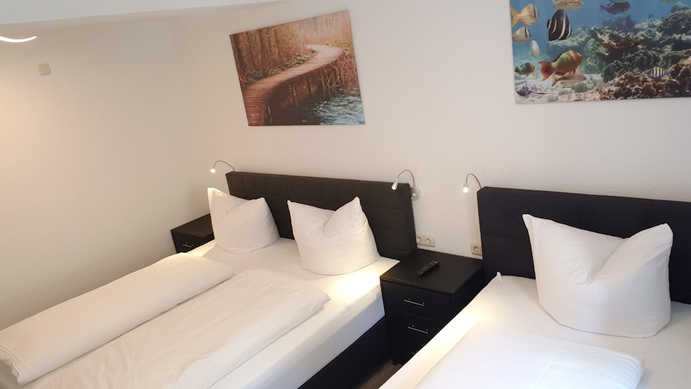 Economy Triple Room photo 3