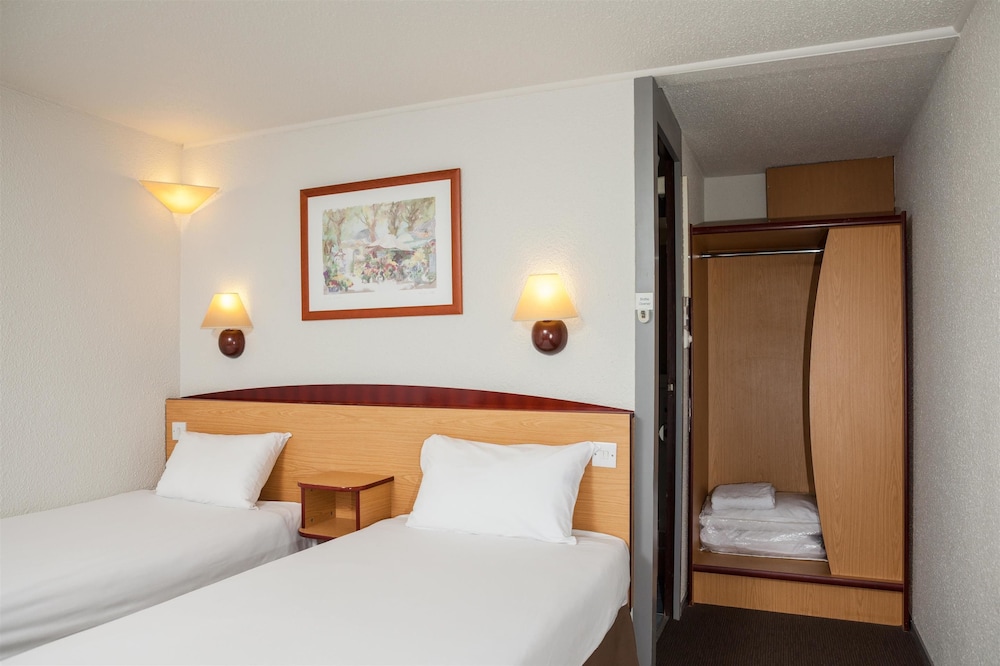Standard Room, 2 Twin Beds - Photo 10