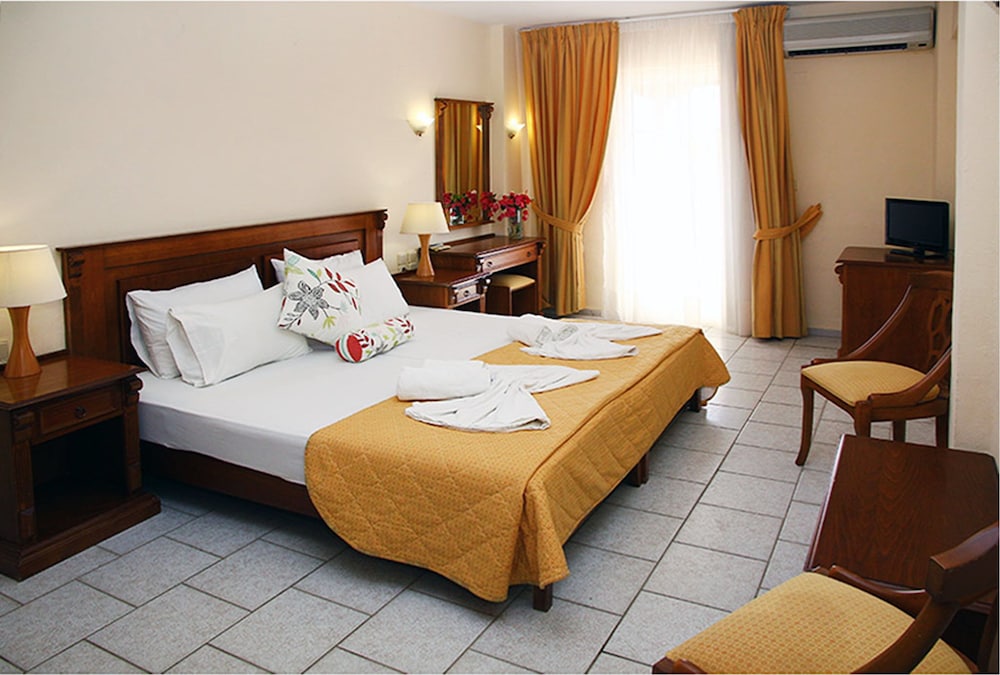Family Room, 2 Bedrooms, Garden View