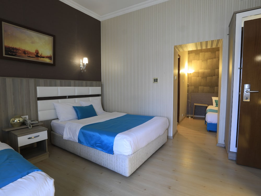 Family Quadruple Room, City View photo 2