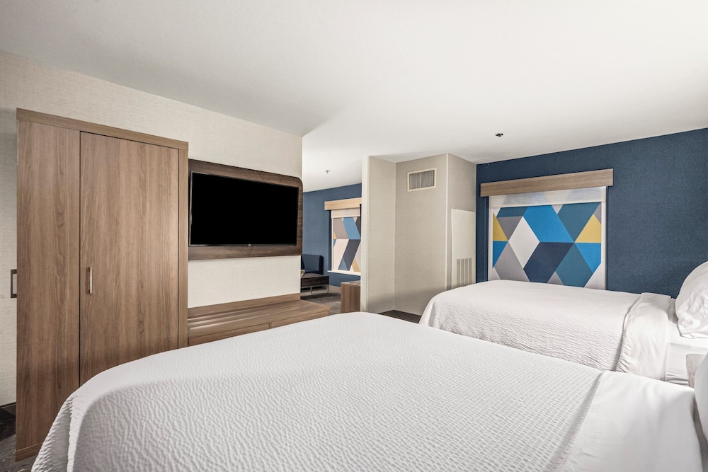 Suite, 2 Queen Beds (Extra Floor Space) - Photo 2