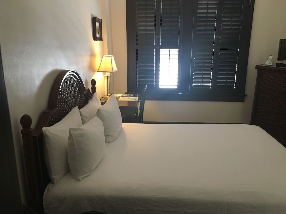 Standard Room, 1 Queen Bed photo 2