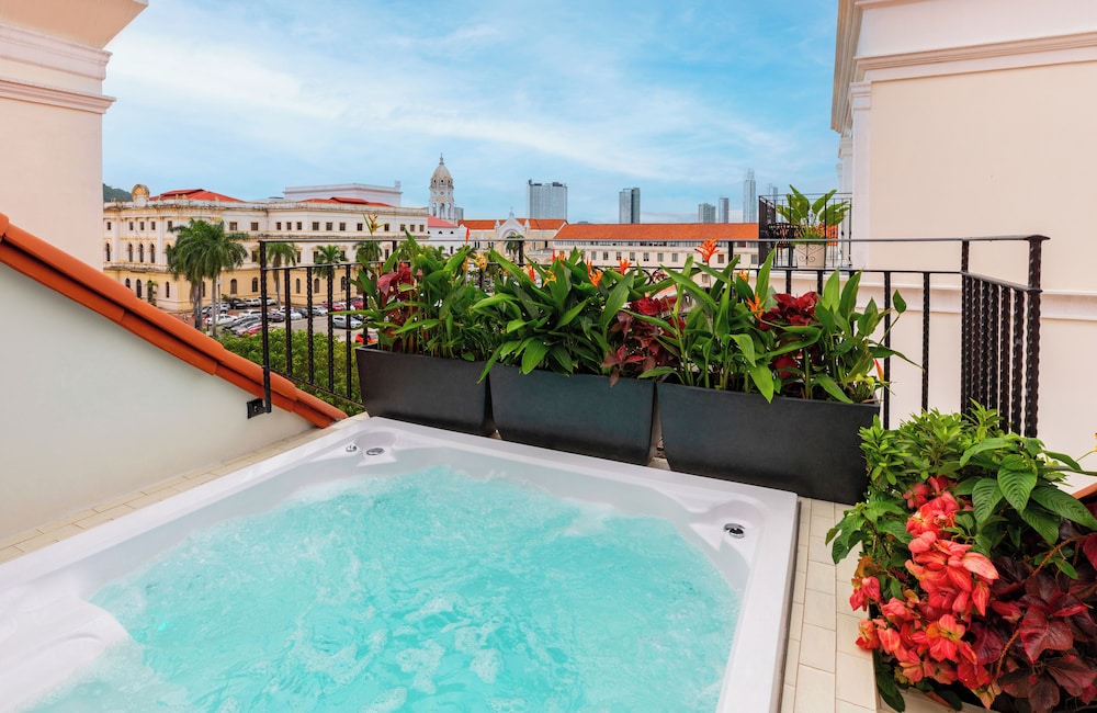 PRESTIGE 1 BEDROOM SUITE 1 KING PLAZA VIEW WITH BALCONY thumbnail 5
