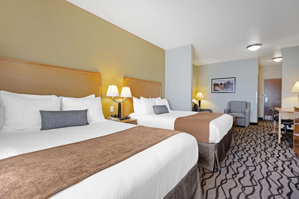 Suite, 2 Queen Beds, Non Smoking, Refrigerator & Microwave (with Single Sofabed) photo 2