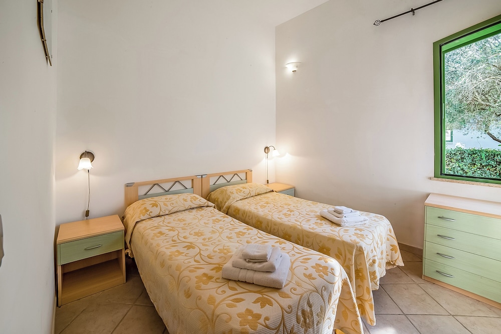 Family Apartment, Multiple Bedrooms (Borgo Primizia T3 Pool and Sea)