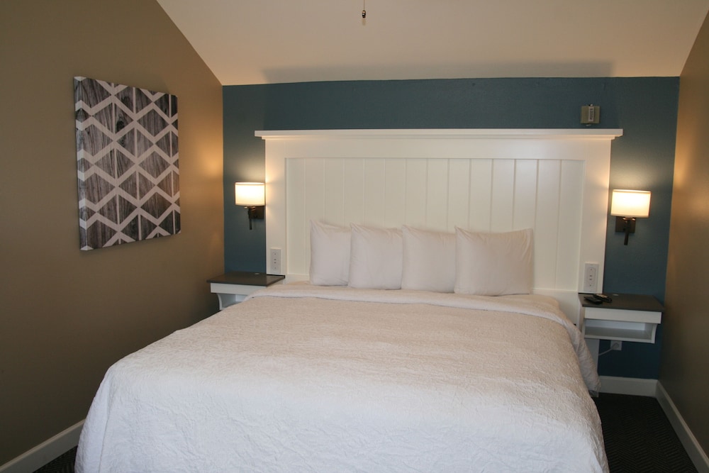 Deluxe Suite, 1 King Bed, Non Smoking, Balcony photo 2