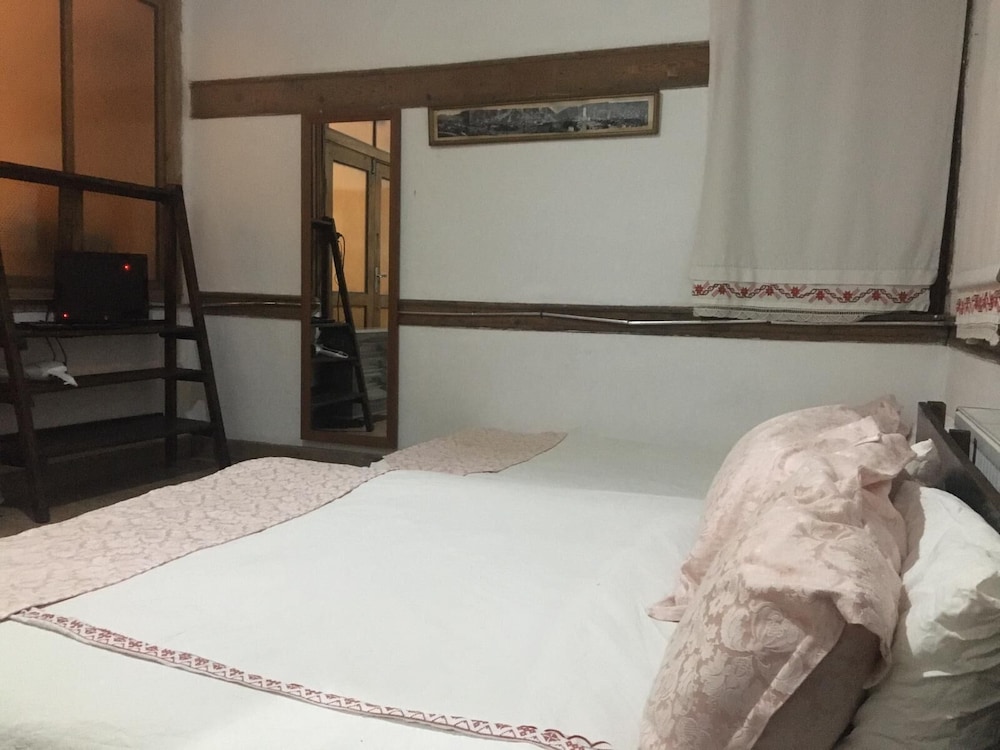 Economy Triple Room ( Bathroom Out of Room ) photo 1