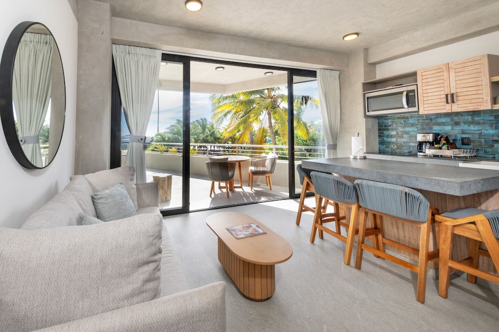 Comfort Condo, 1 Bedroom, Beach View 201 (Pet Friendly)