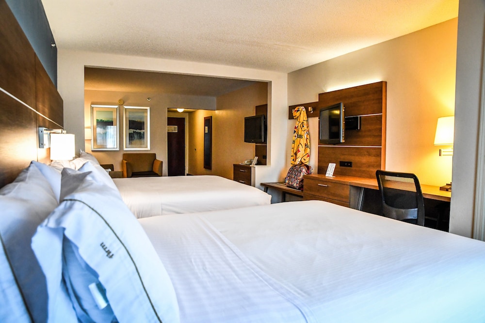 Suite, 2 Queen Beds - Photo 7