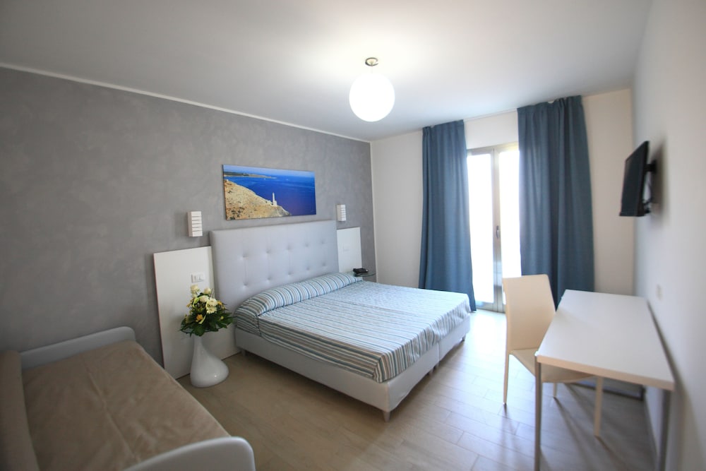 Standard Triple Room, 1 Bedroom, Balcony, Pool View