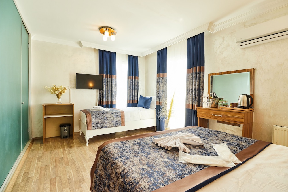 Deluxe Triple Room photo 3