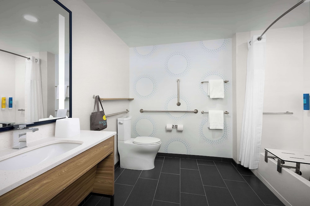 Room, 2 Queen Beds, Accessible, Bathtub - Photo 5