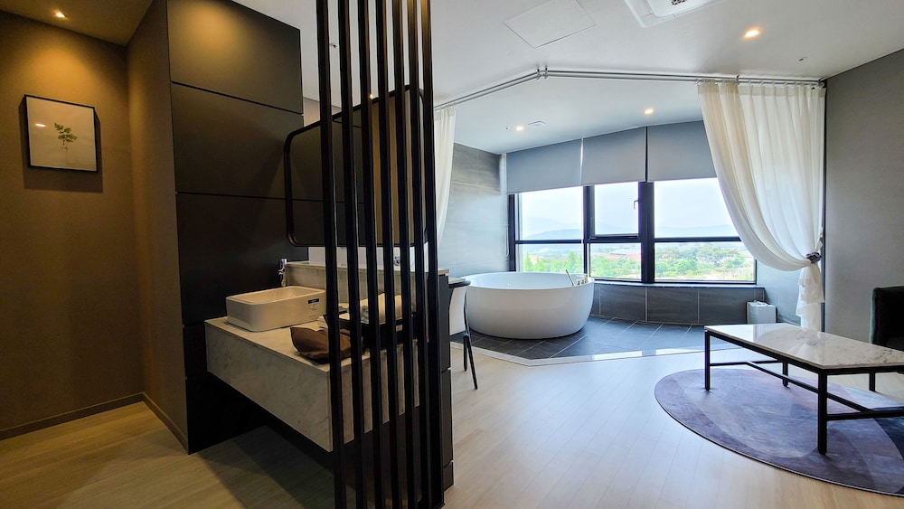 Suite - Photo 8