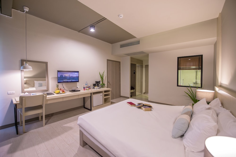 Premier Room, Pool Access - Photo 4