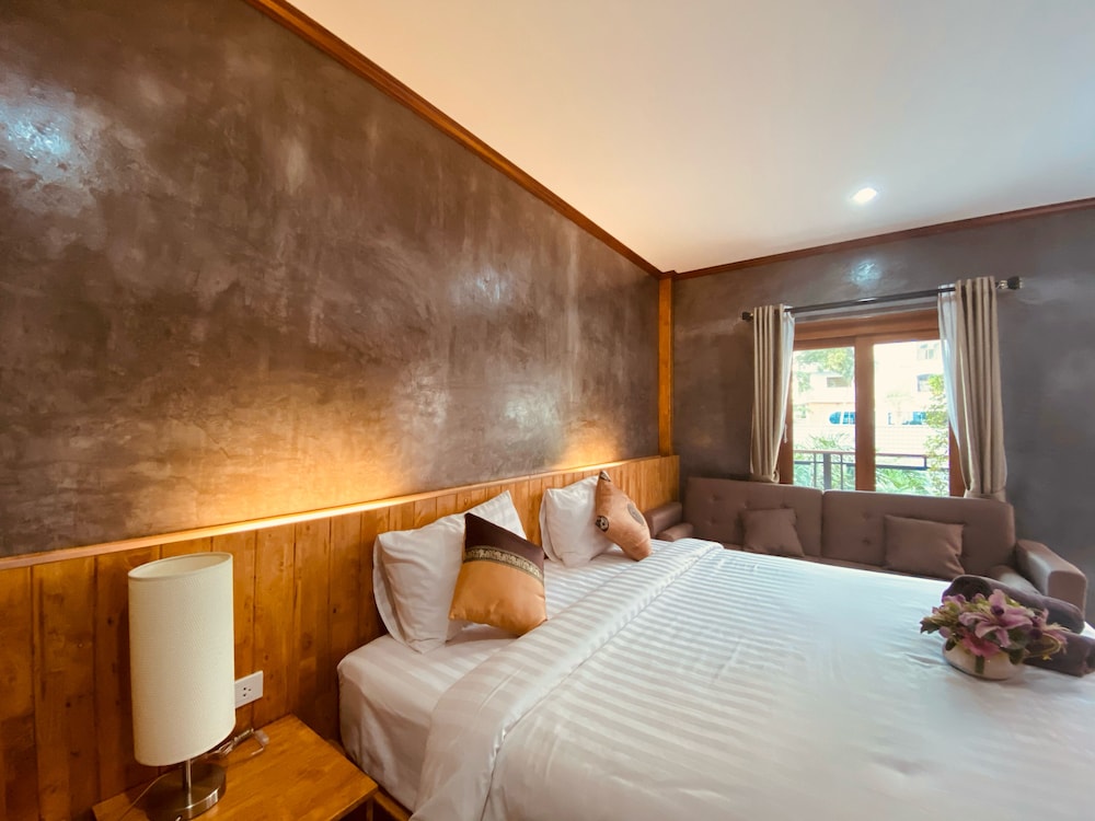 Deluxe Double Room, Bathtub - Photo 6