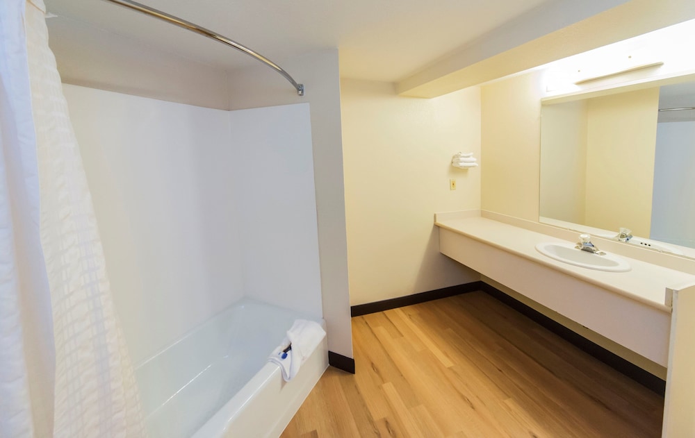 Suite, 1 King Bed (Smoke Free) - Photo 6