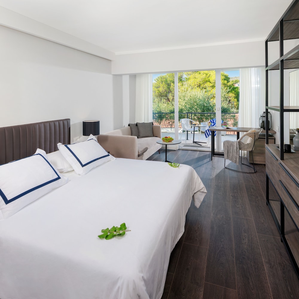 Deluxe Double Room, Partial Sea View photo 1