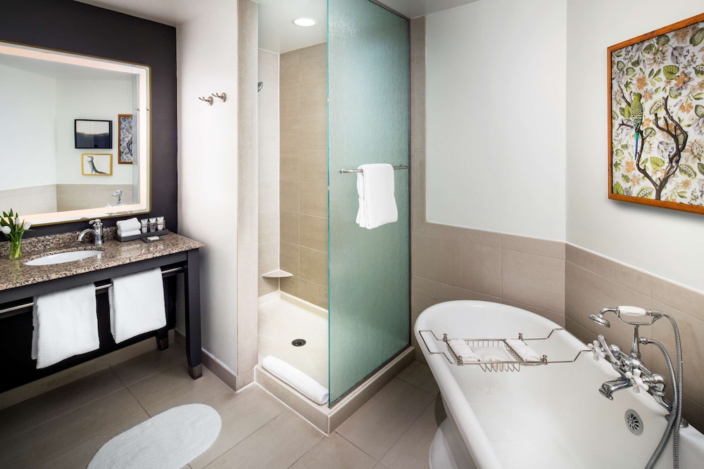 King Room with Accessible Tub - Disability Access thumbnail 5