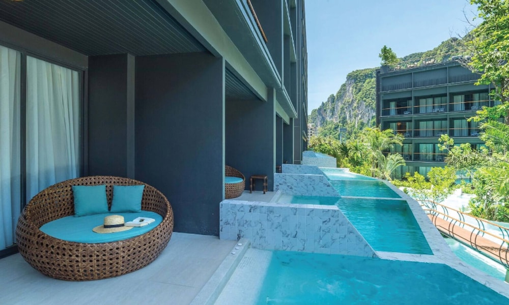 Deluxe pool View with Private Outdoor Whirlpool photo 2