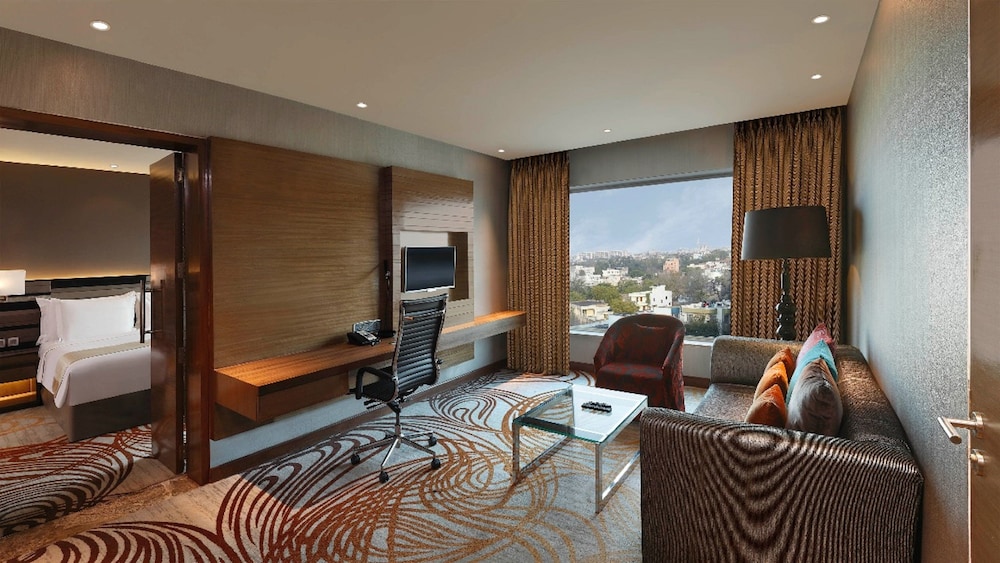 Suite, 1 King Bed, Smoking