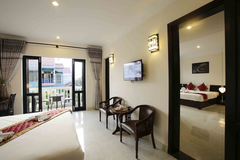 Family Room, Garden View photo 3