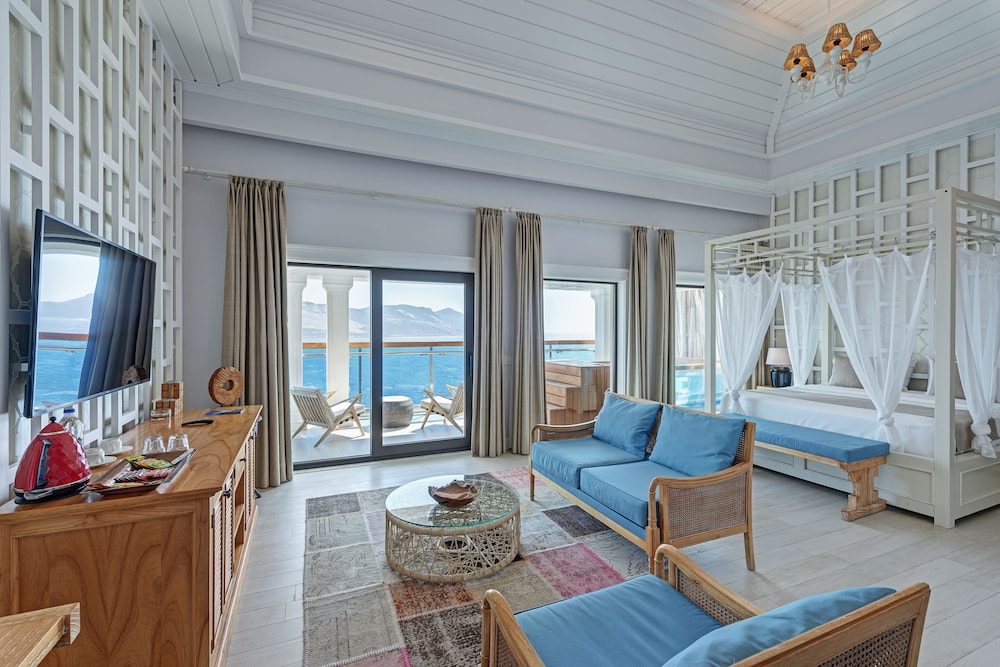 Deluxe Room, Jetted Tub, Partial Sea View photo 2