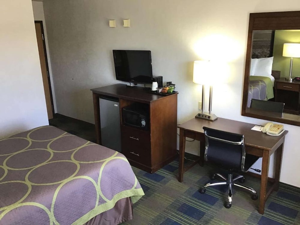 Standard Room, 1 Queen Bed, Non Smoking, Refrigerator & Microwave - Photo 4