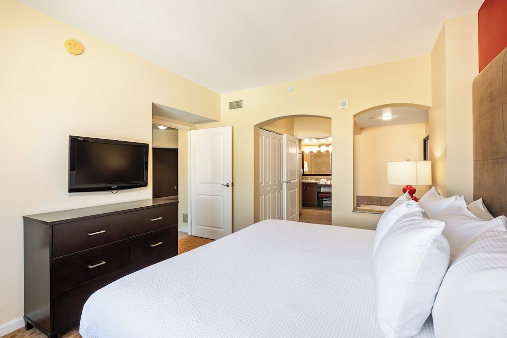 One Bedroom Family Suite, Pool View - Photo 4