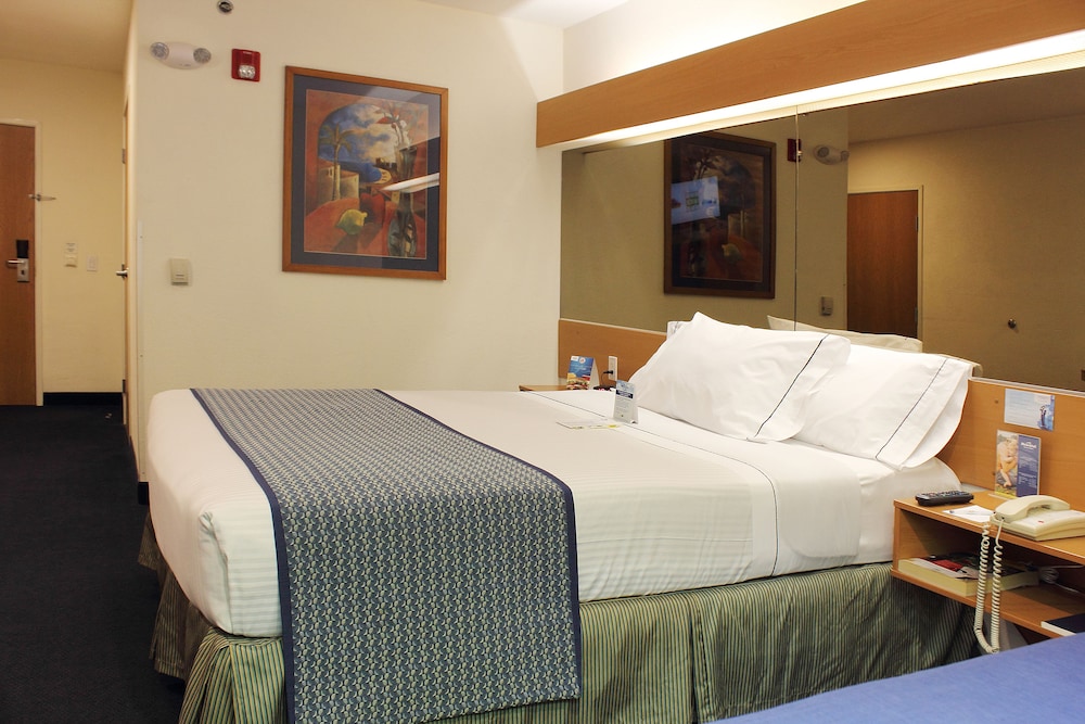 Standard Room, 1 Queen Bed - Photo 6