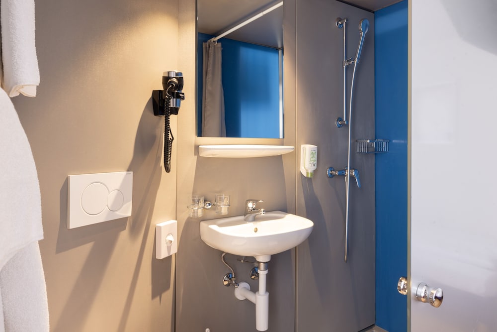 Economy Triple Room - Photo 10