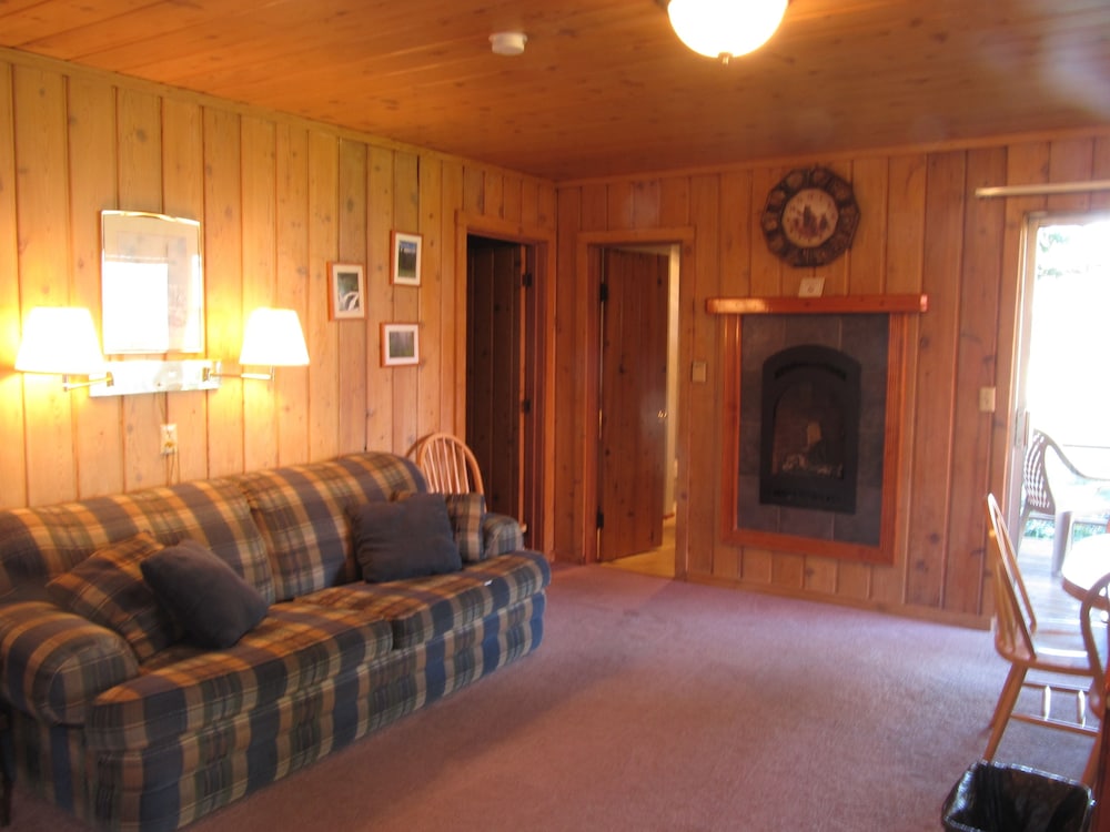 Fireplace Cabin #5, 2 Bdrm, Ktchn, Jetted Tub photo 3