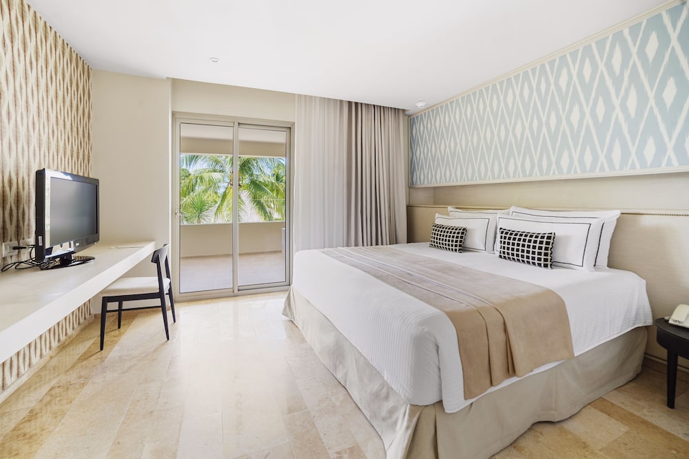 Premium Suite  With Whirlpool Bath