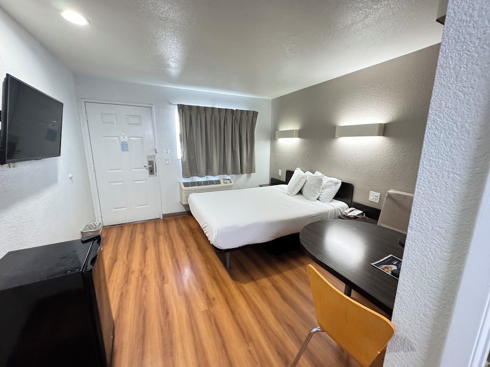 Deluxe Room, 1 Queen Bed, Non Smoking, Refrigerator photo 2