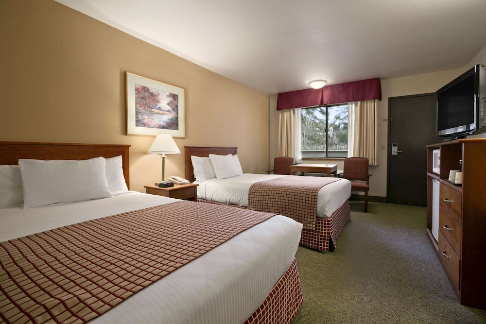 Standard Room, 2 Queen Beds - Photo 1