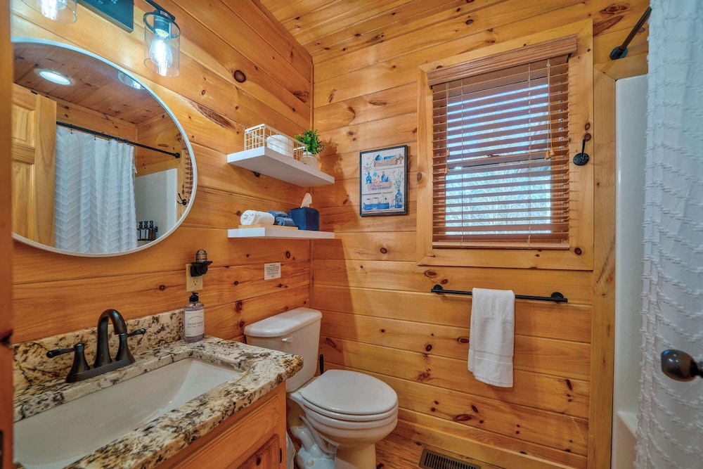 Cabin, Multiple Beds, Hot Tub, Mountain View (Misty Creek Cabin) photo 3