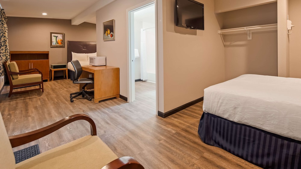 Standard Suite, 2 Queen Beds, Non Smoking, Refrigerator & Microwave photo 3
