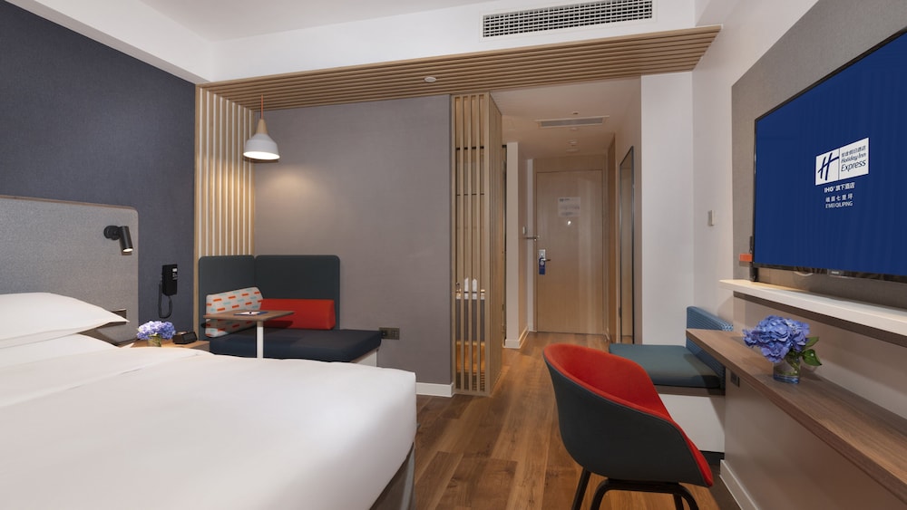 Standard Room, 1 King Bed, Balcony, Mountain View - Photo 7