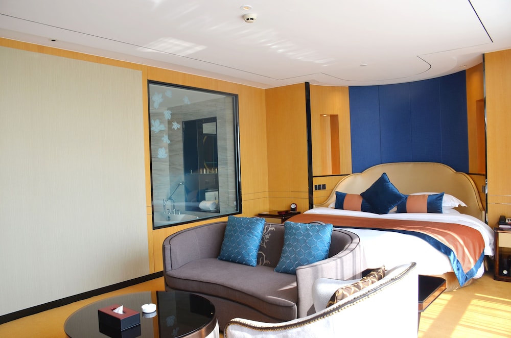 Luxury Room, 1 King Bed, Smoking photo 2