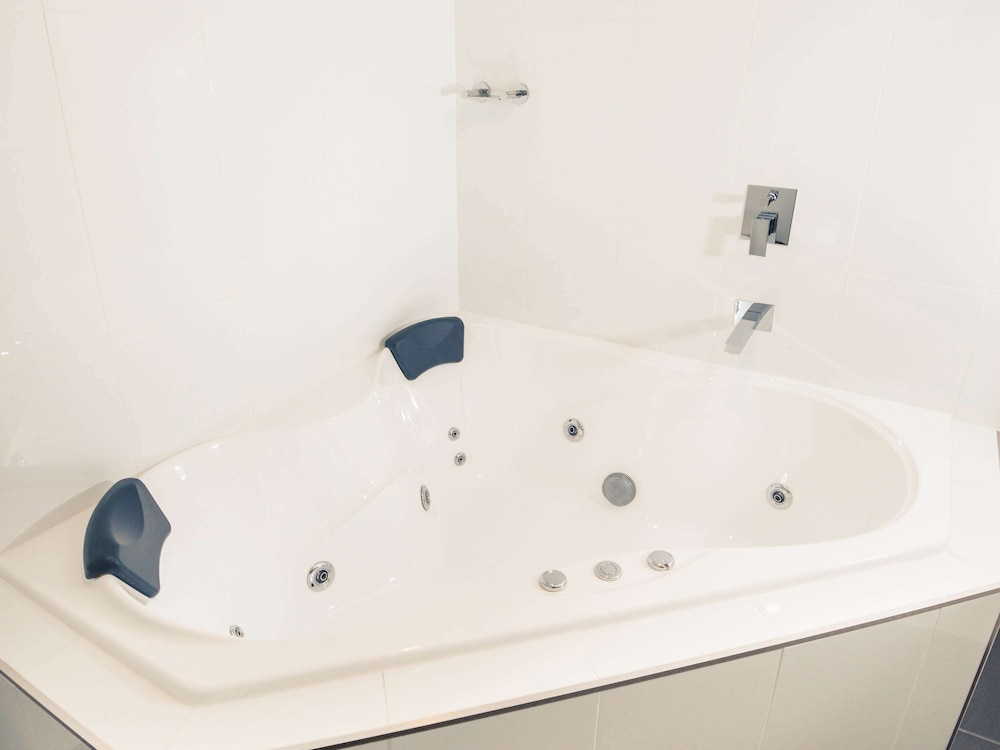 Premier Suite, 1 King Bed, Jetted Tub photo 3