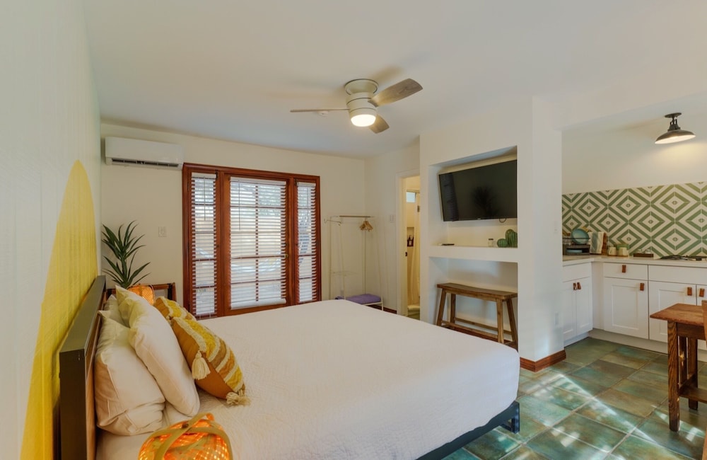 Deluxe King w/patio (Room 4)
