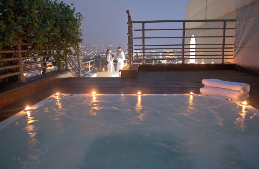 Suite, 1 King Bed (Ambassador) - Photo 4