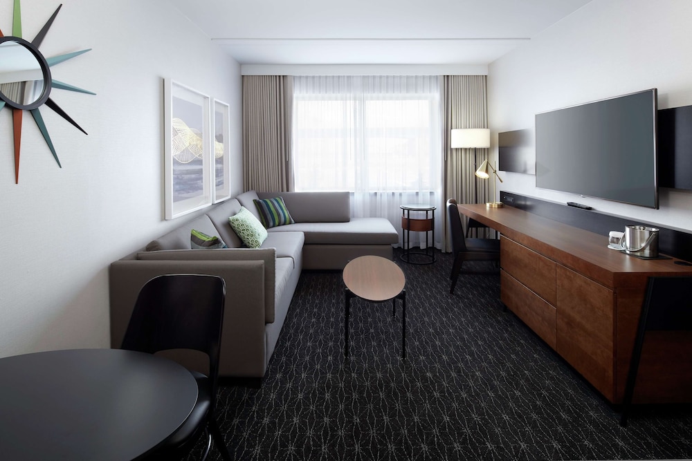 Suite, 1 King Bed - Photo 2