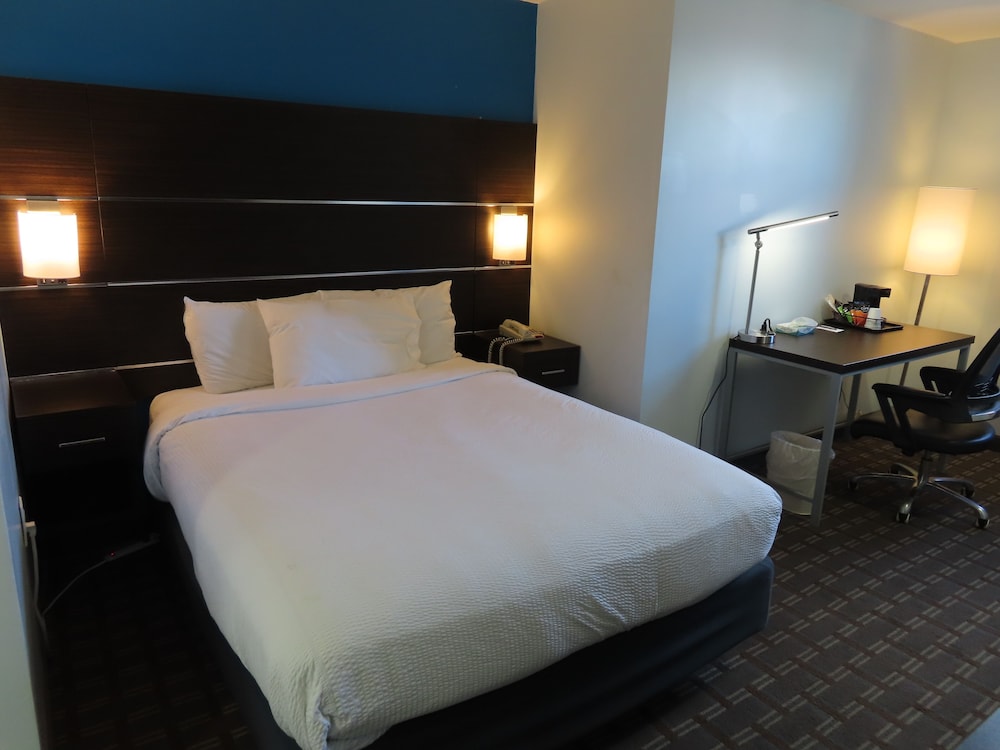 Standard Room, 1 Queen Bed photo 2