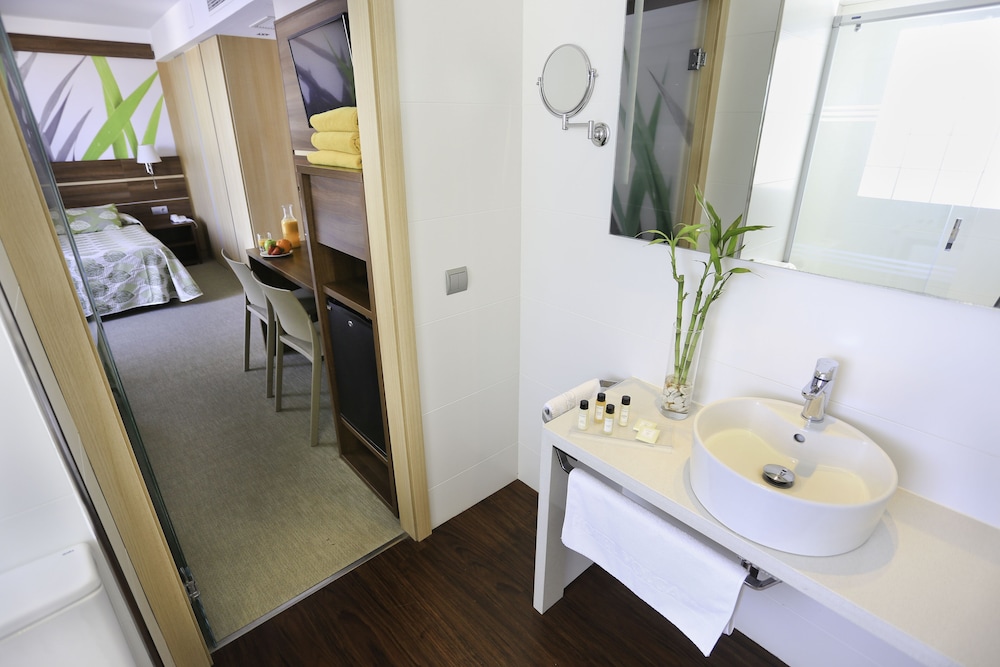 Superior Room, Jetted Tub (Premium) photo 3